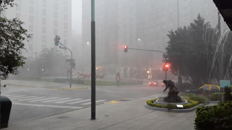 como proteger la fachada de un edificio de los efectos de la lluvia